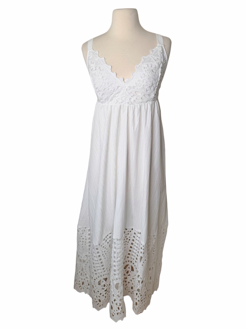 VINTAGE CROCHET WHITE MAXI SHIFT DRESS. - Picture 3 of 8